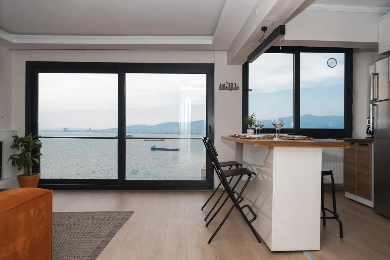 Апартаменты Near The Historical Elevator With A Sea View Измир
