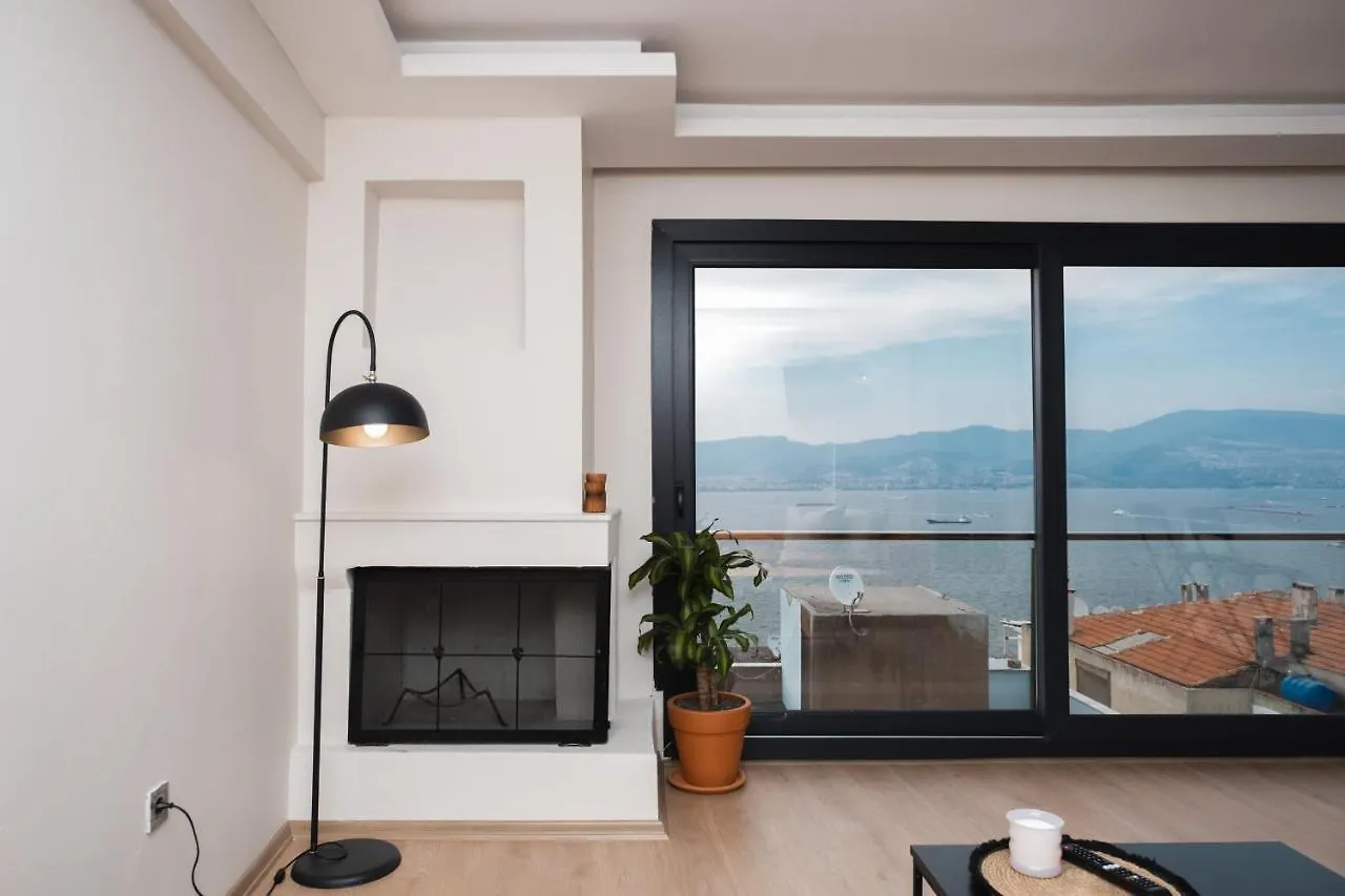 Апартаменты Near The Historical Elevator With A Sea View Измир