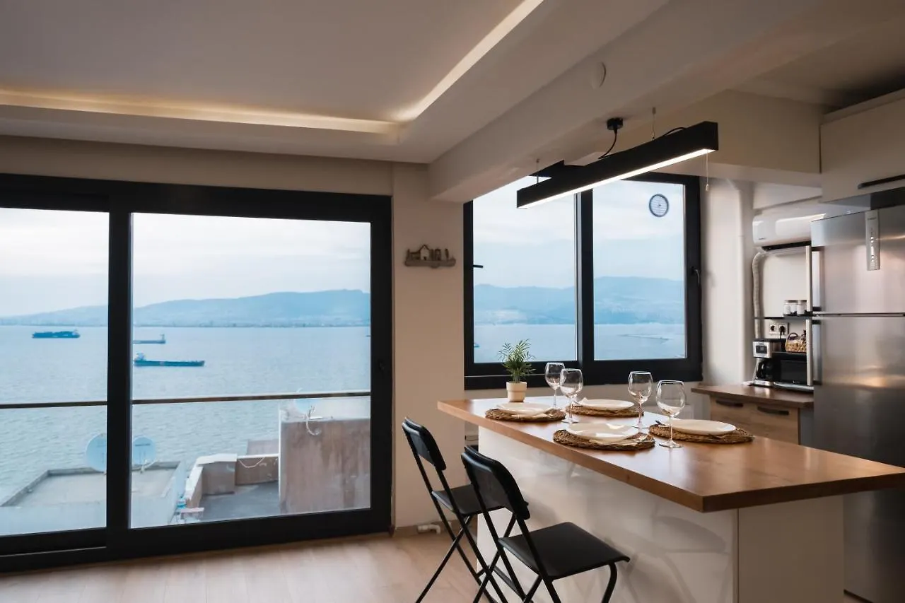 Апартаменты Near The Historical Elevator With A Sea View Измир